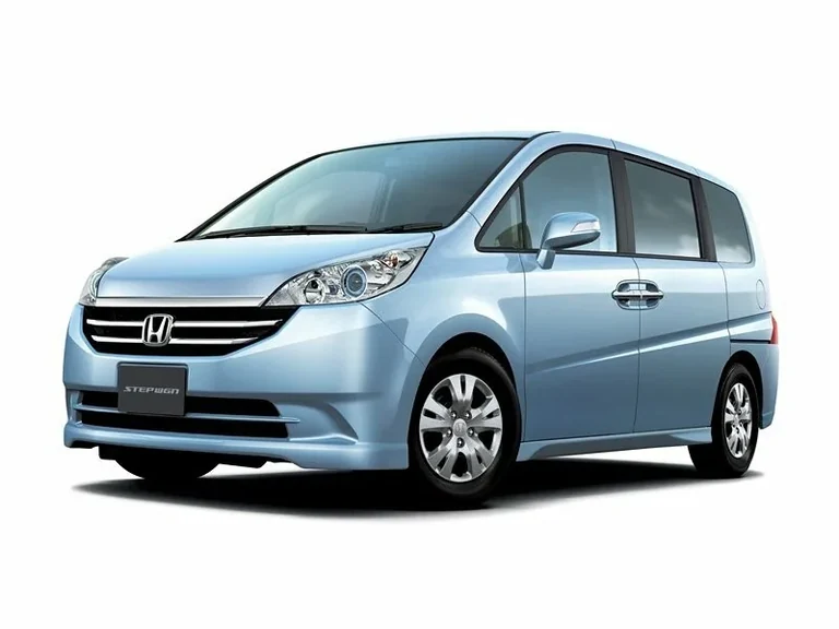 Honda Stepwgn третьего поколения, голубой минивэн, вид спереди-сбоку