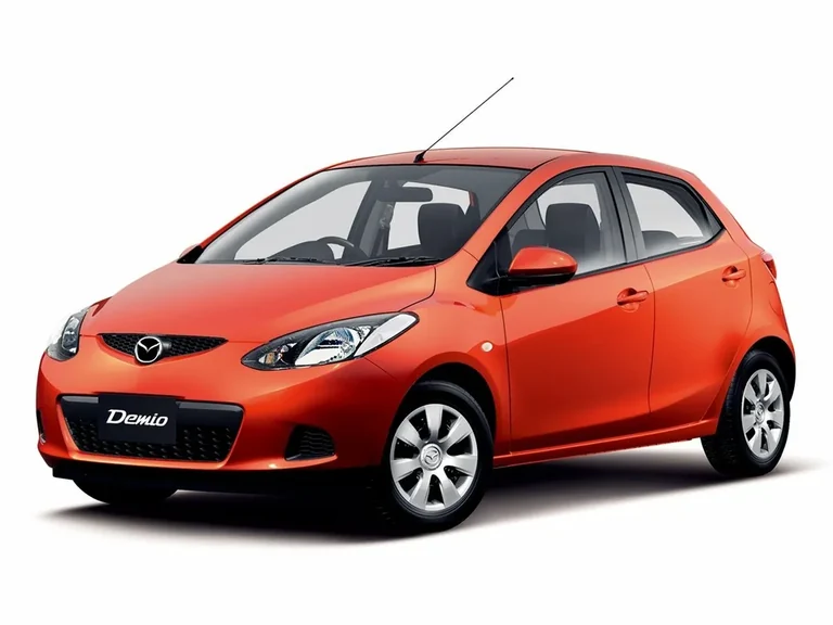 Mazda Demio третьего поколения (DE), оранжевый пятидверный хэтчбек, студийный кадр, табличка Demio