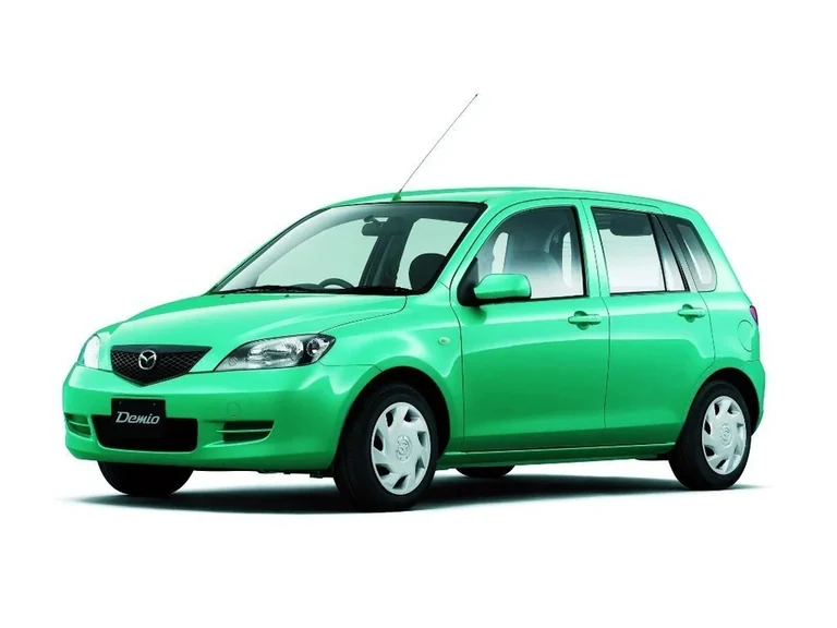 Mazda Demio второго поколения (DY), зелёный пятидверный хэтчбек, студийный кадр, табличка Demio