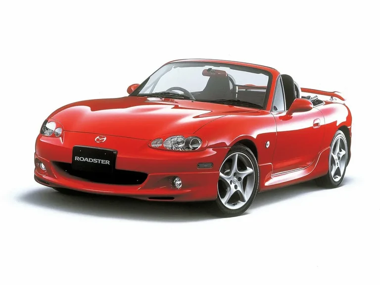 Mazda Roadster второго поколения после обновления 2000 года, красный кузов с открытым верхом, студийный кадр, табличка ROADSTER на бампере