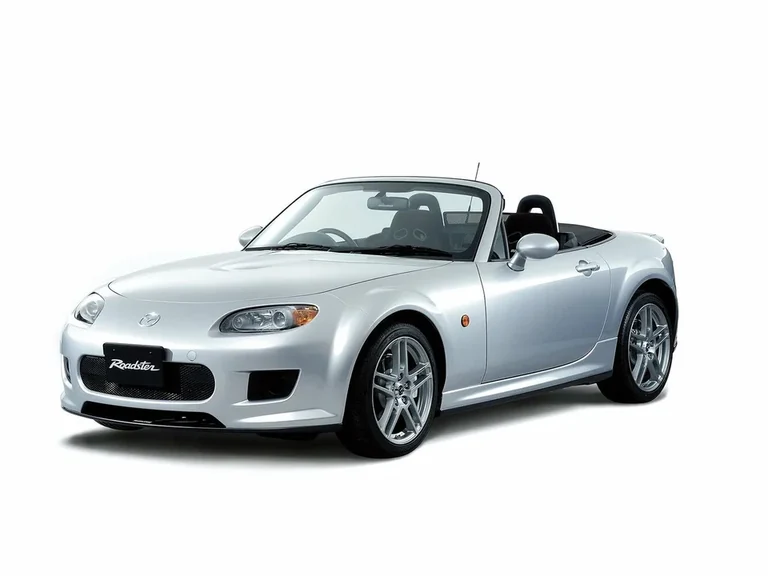Mazda Roadster третьего поколения, серебристый кузов с открытым верхом, студийный кадр, табличка Roadster на бампере