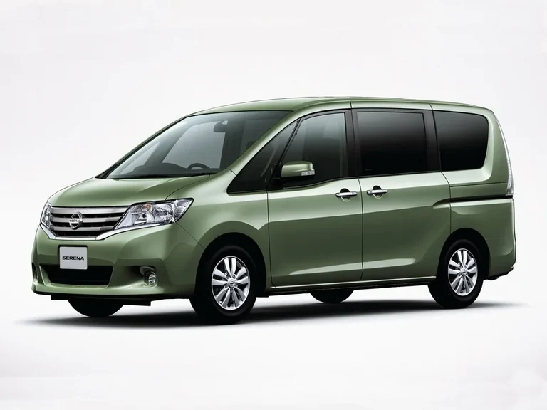 Nissan Serena четвёртого поколения C26, зелёный минивэн, вид спереди-сбоку