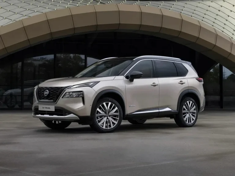 Nissan X-Trail четвёртого поколения, серебристый кроссовер, вид спереди-сбоку