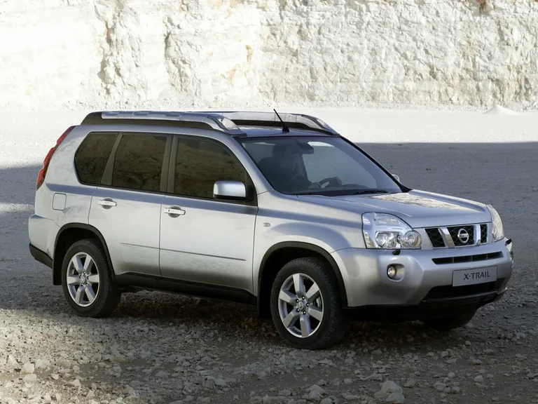 Nissan X-Trail второго поколения, серебристый кроссовер, вид спереди-сбоку