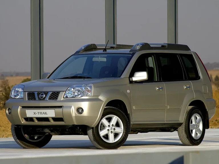 Nissan X-Trail первого поколения, бежевый кроссовер, вид спереди-сбоку