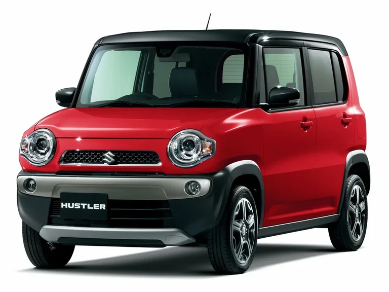 Suzuki Hustler первого поколения, красный кузов с чёрной крышей, круглые фары в квадратных рамках, табличка HUSTLER на бампере, студийный кадр