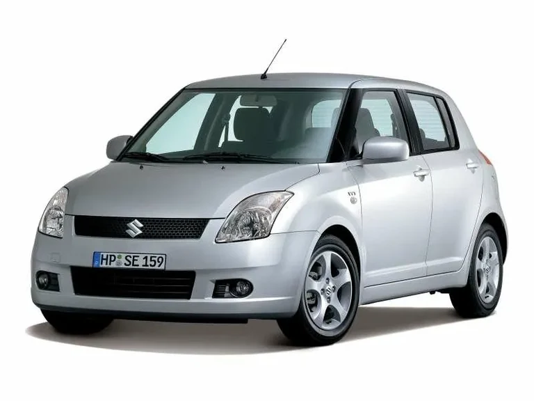 Suzuki Swift поколения 2004–2010 годов, серебристый пятидверный хэтчбек с европейским номером, студийный кадр