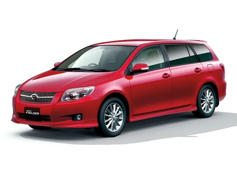 Toyota Corolla Fielder второго поколения (E140), красный универсал, студийный кадр