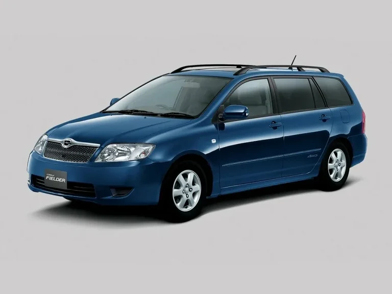 Toyota Corolla Fielder первого поколения (E120), синий универсал, студийный кадр; на задней двери — шильдик 4WD