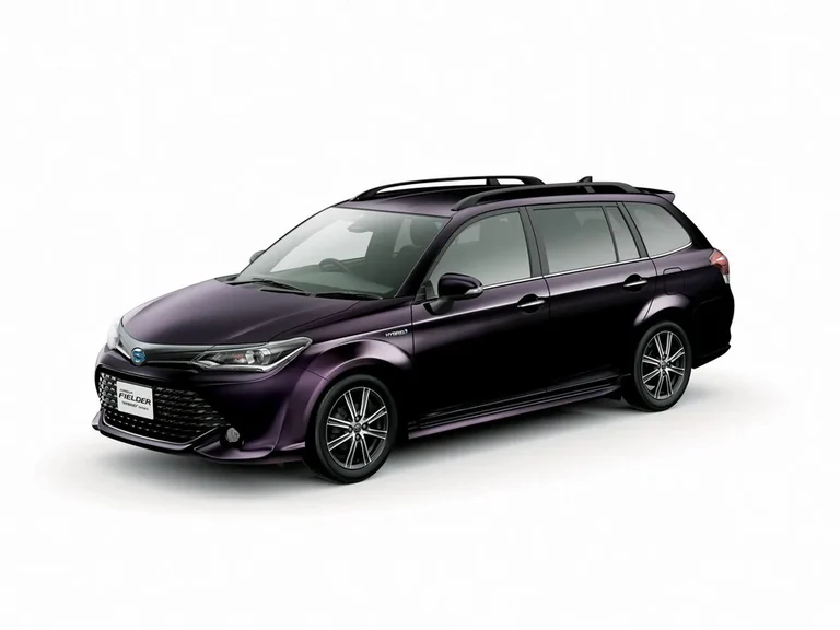 Toyota Corolla Fielder E160 после обновления 2015 года, тёмно-фиолетовый универсал, гибридная версия со значком HYBRID на крыле