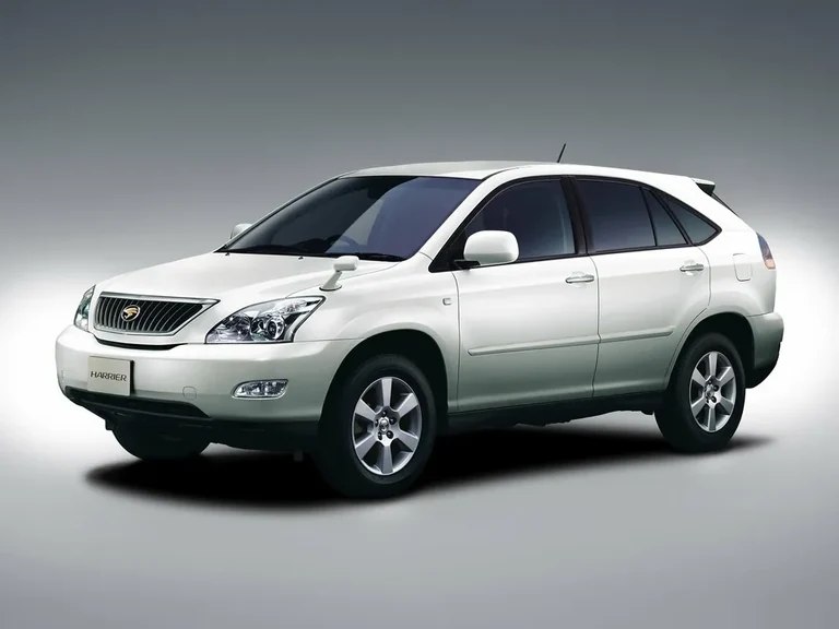 Toyota Harrier второго поколения, белый перламутровый кузов, студийный кадр, табличка HARRIER на бампере