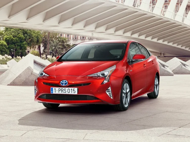 Toyota Prius ZVW50 четвёртого поколения, красный лифтбек, вид спереди-сбоку