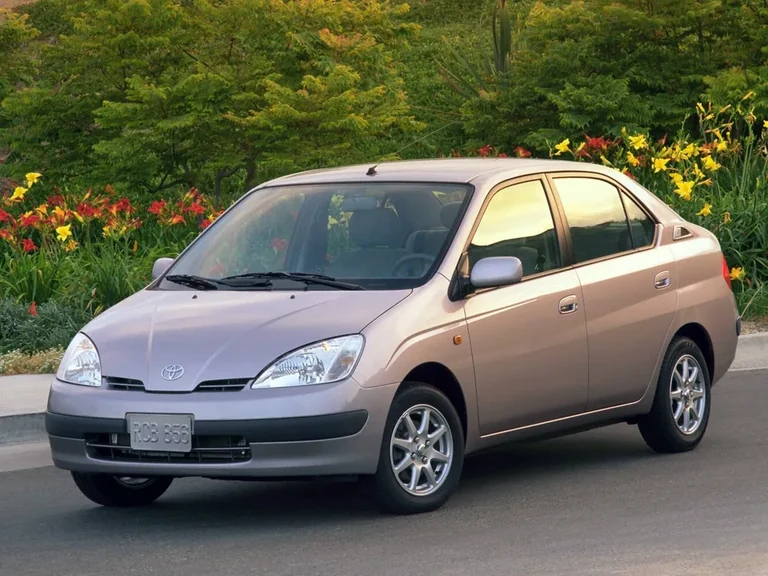 Toyota Prius первого поколения, бежевый седан, вид спереди-сбоку