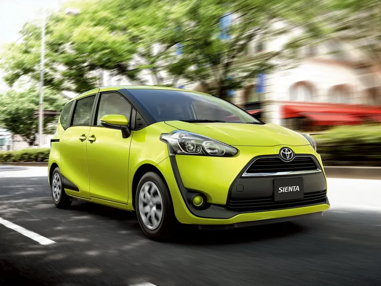 Toyota Sienta второго поколения, жёлто-зелёный компактвэн в движении, вид спереди-сбоку