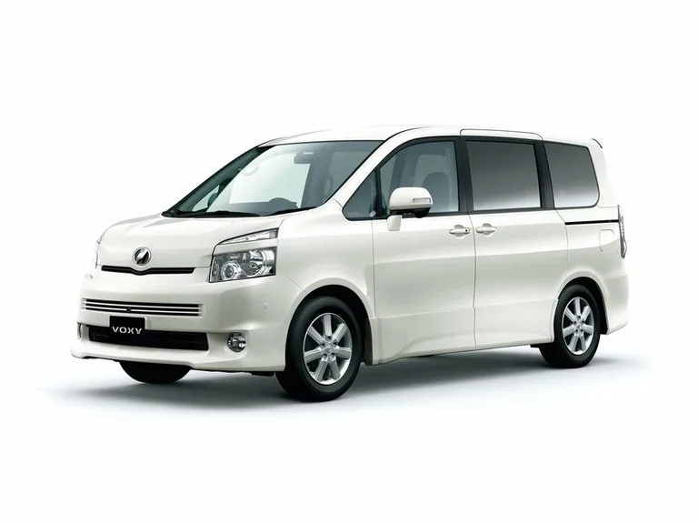 Toyota Voxy второго поколения, белый перламутровый кузов, студийный кадр, табличка VOXY на бампере