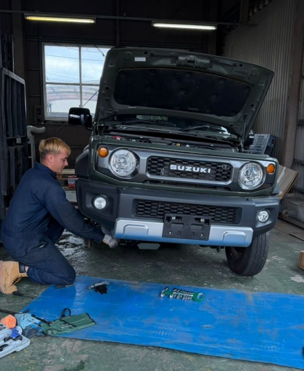 Михаил работает с Suzuki Jimny в мастерской
