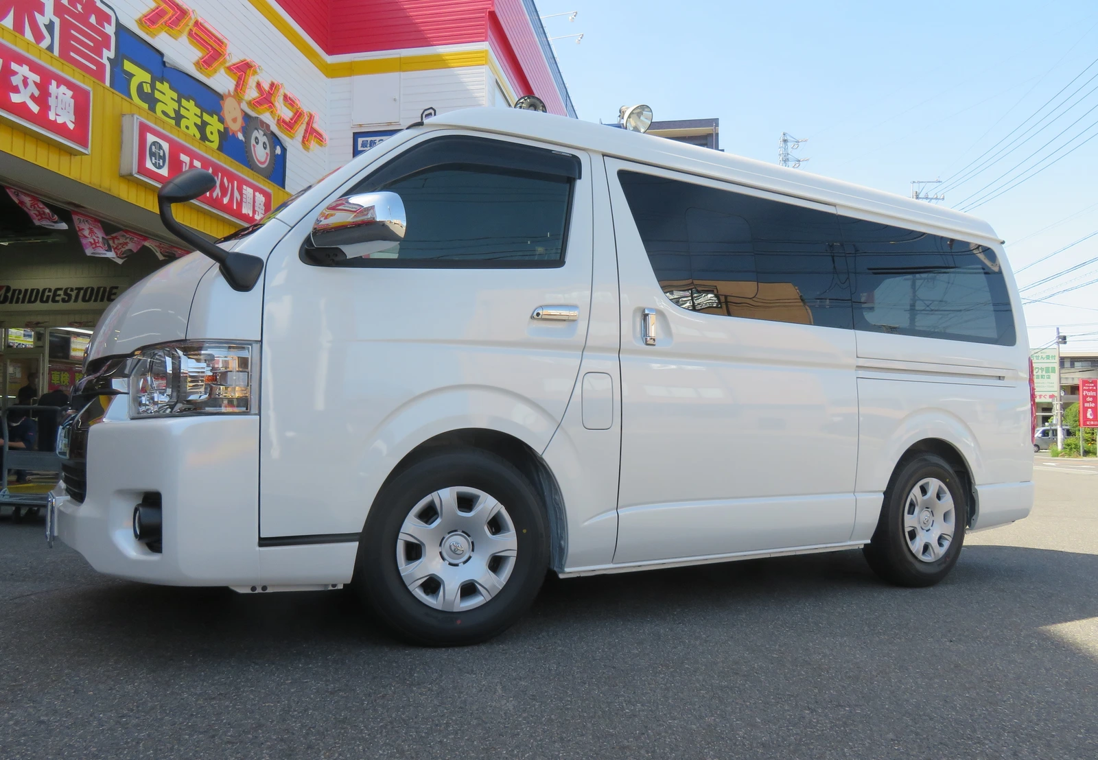White minivan before changing wheels