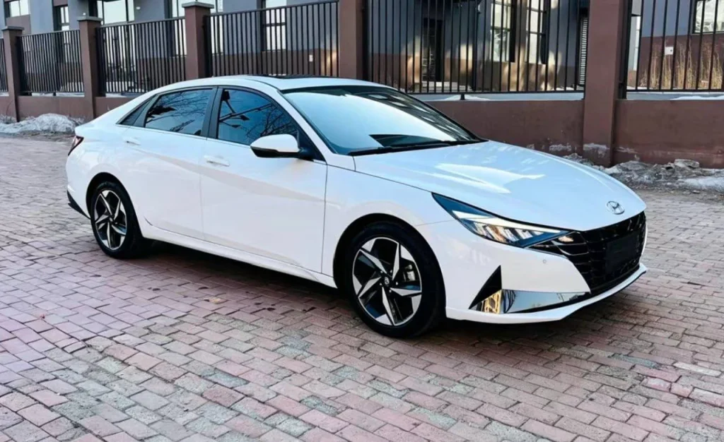 Hyundai Elantra · photo 1