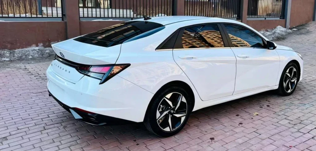 Hyundai Elantra · photo 2