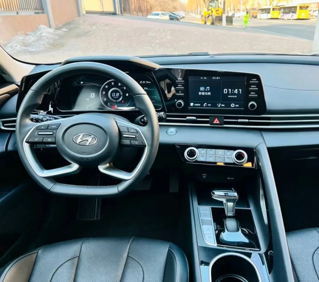 Hyundai Elantra · photo 3