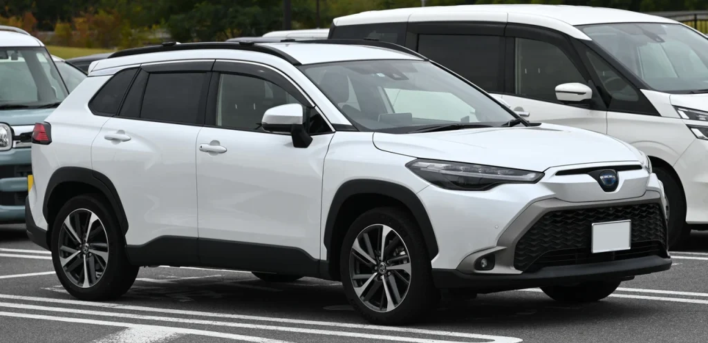 Toyota Corolla Cross: гибрид или бензин и что менялось в 2023 и 2025 годах