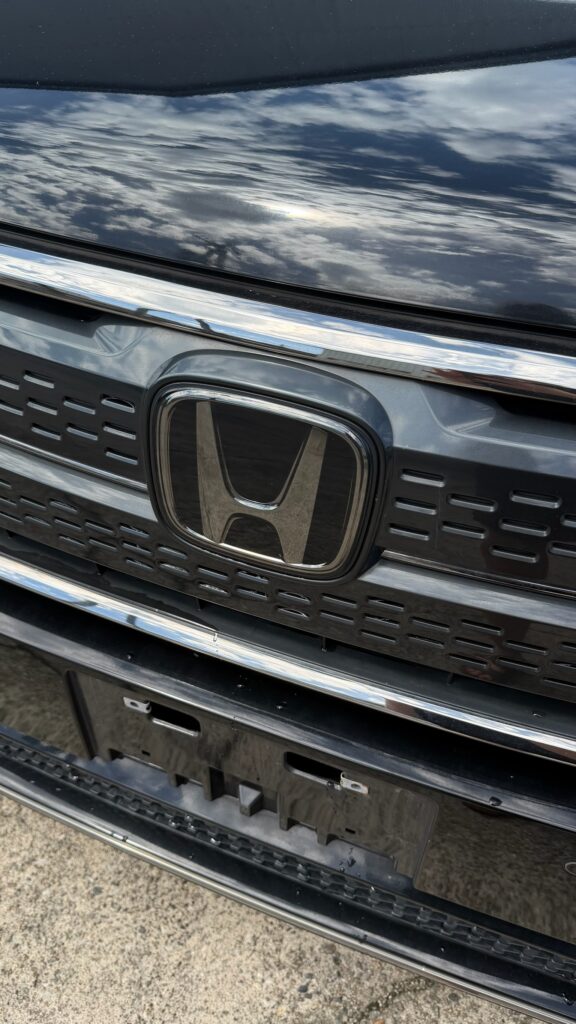 Решётка радиатора с эмблемой Honda и полосами тёмного хрома