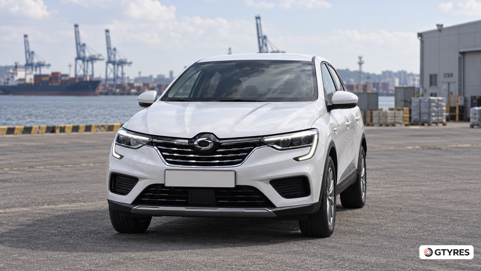 Белый Renault Samsung XM3 на нейтральном портовом фоне; редакционная иллюстрация