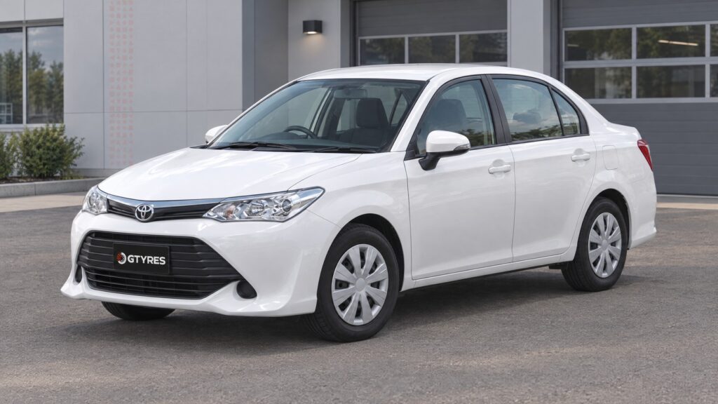 Toyota Corolla Axio из Японии: компактный седан и смысл аукционной оценки